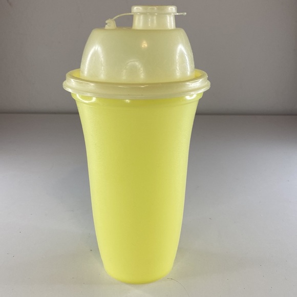 VINTAGE TUPPERWARE QUICK SHAKE GRAVY MIXER #844-2 YELLOW 16OZ - Picture 2 of 12